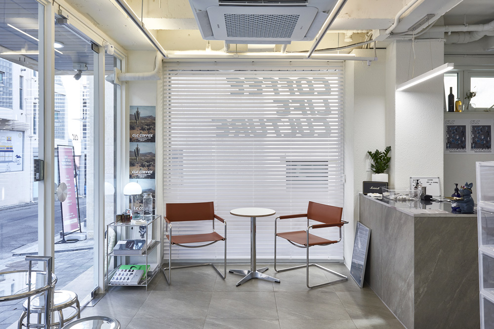 13 平卡佩特里尔的极简咖啡厅设计-12
