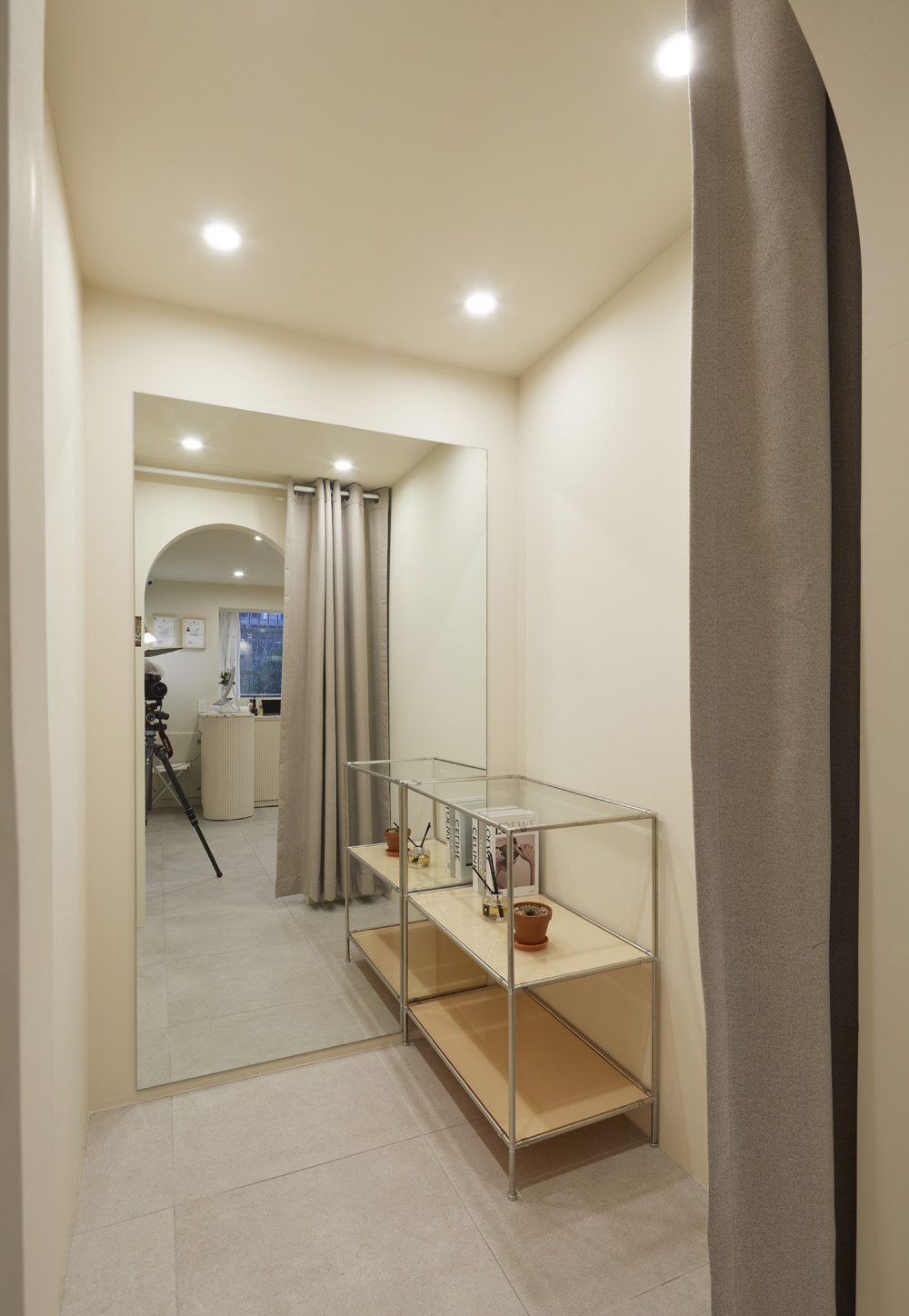 现代简约 16 平米美妆店设计-15