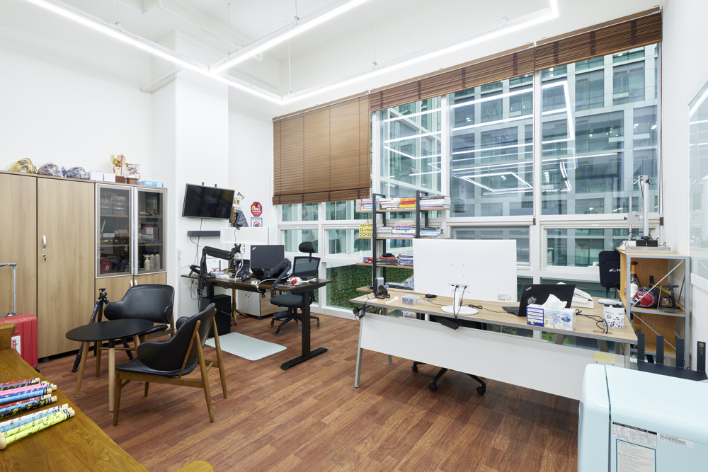 极简白与温暖木的 43 平办公空间设计-5