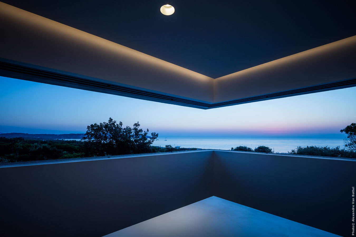 法国 Ramatuelle 现代住宅 | 玻璃墙、游泳池、艺术装饰-29