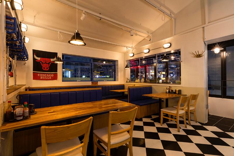 美式复古风 20 平米小咖啡馆设计-7