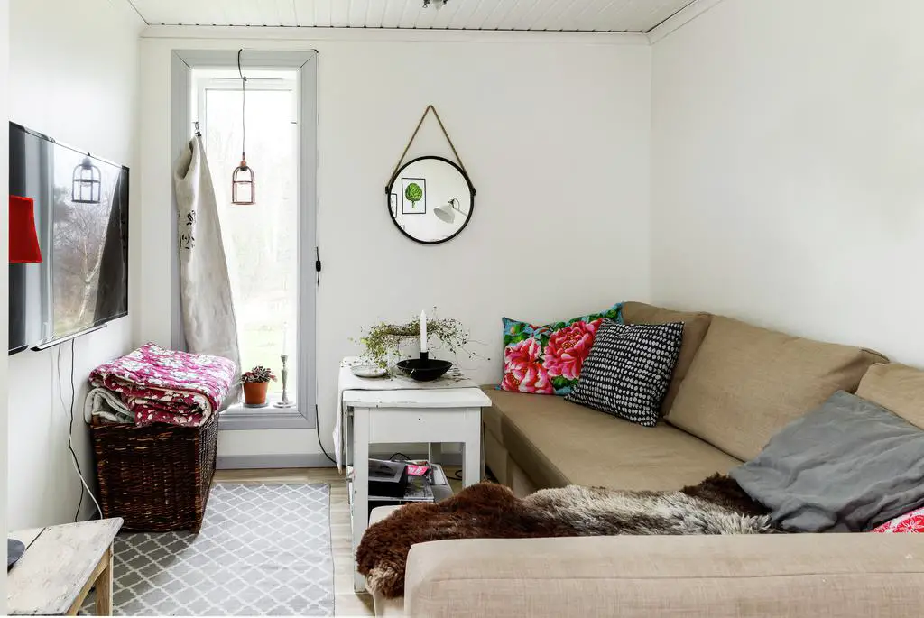 瑞典红屋 | 活力绿沙发点亮乡村时尚家居-17