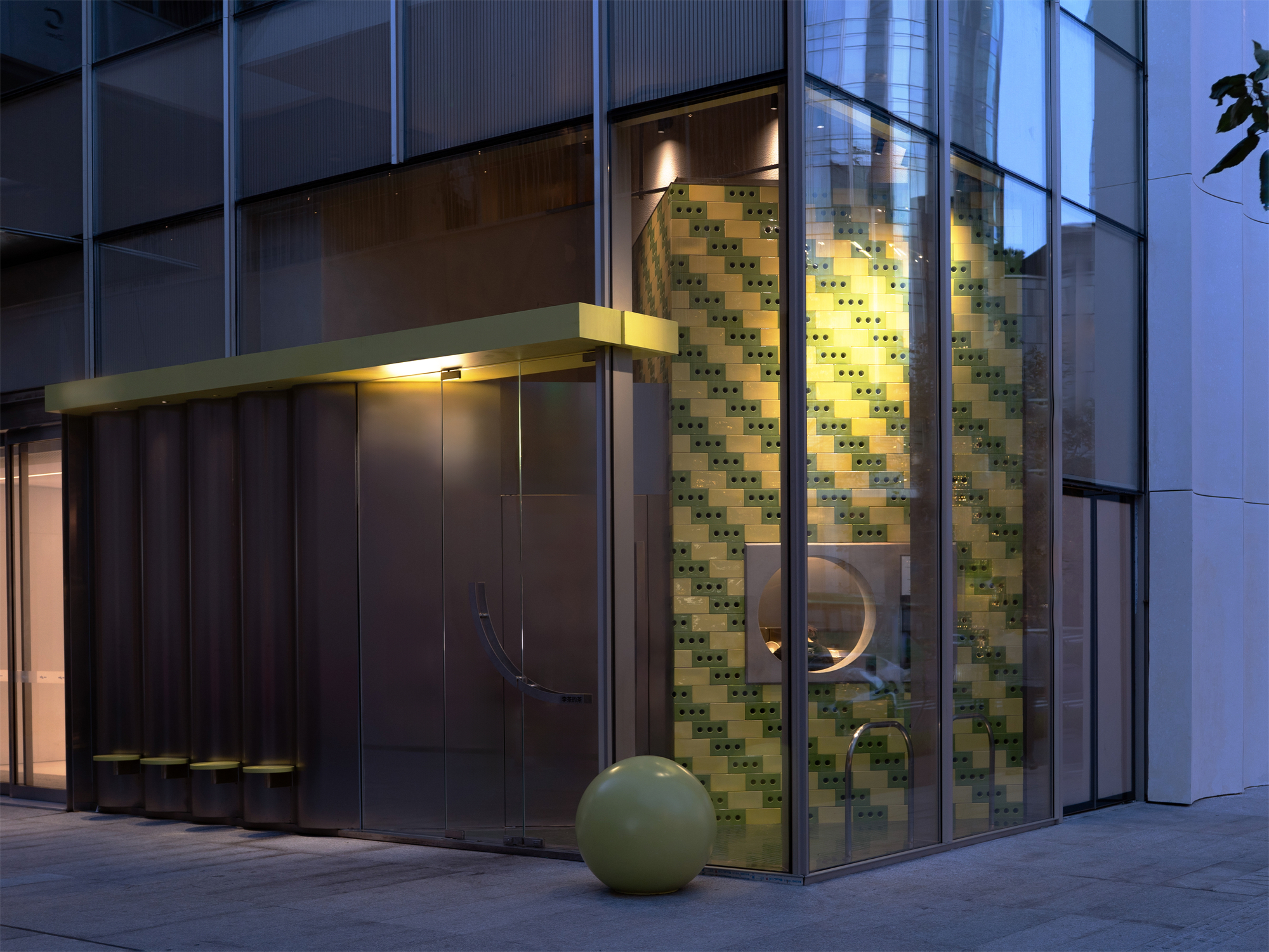 转角橱窗立面丨中国深圳丨不忿工作室-2