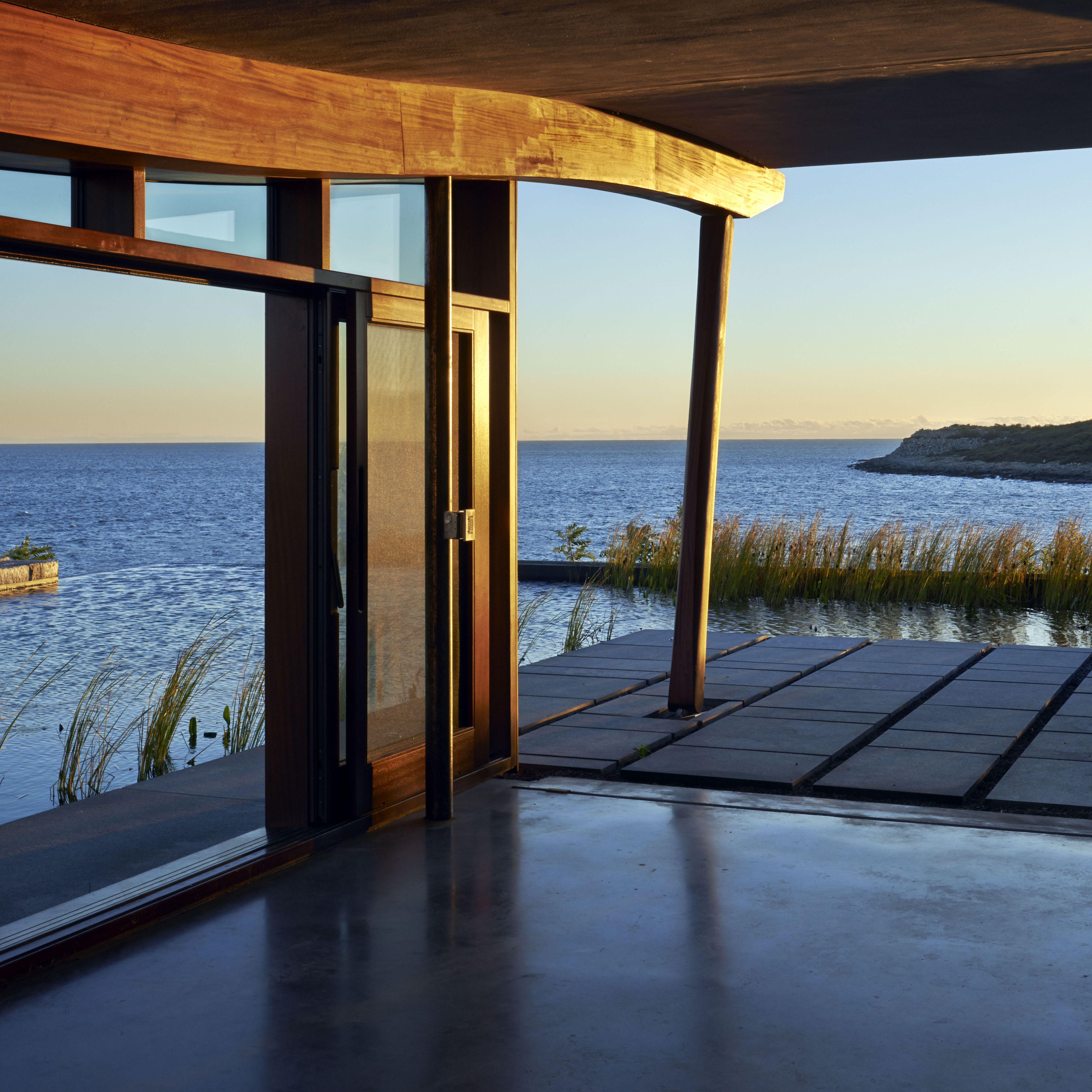 悬崖之上的绿色泳池住宅-27