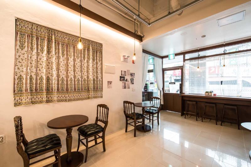 十平米打造简约温馨咖啡空间-4