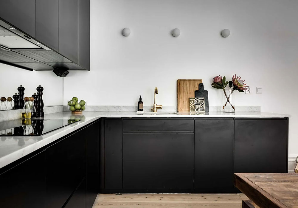 瑞典公寓的巴黎风尚与黑色厨房-9