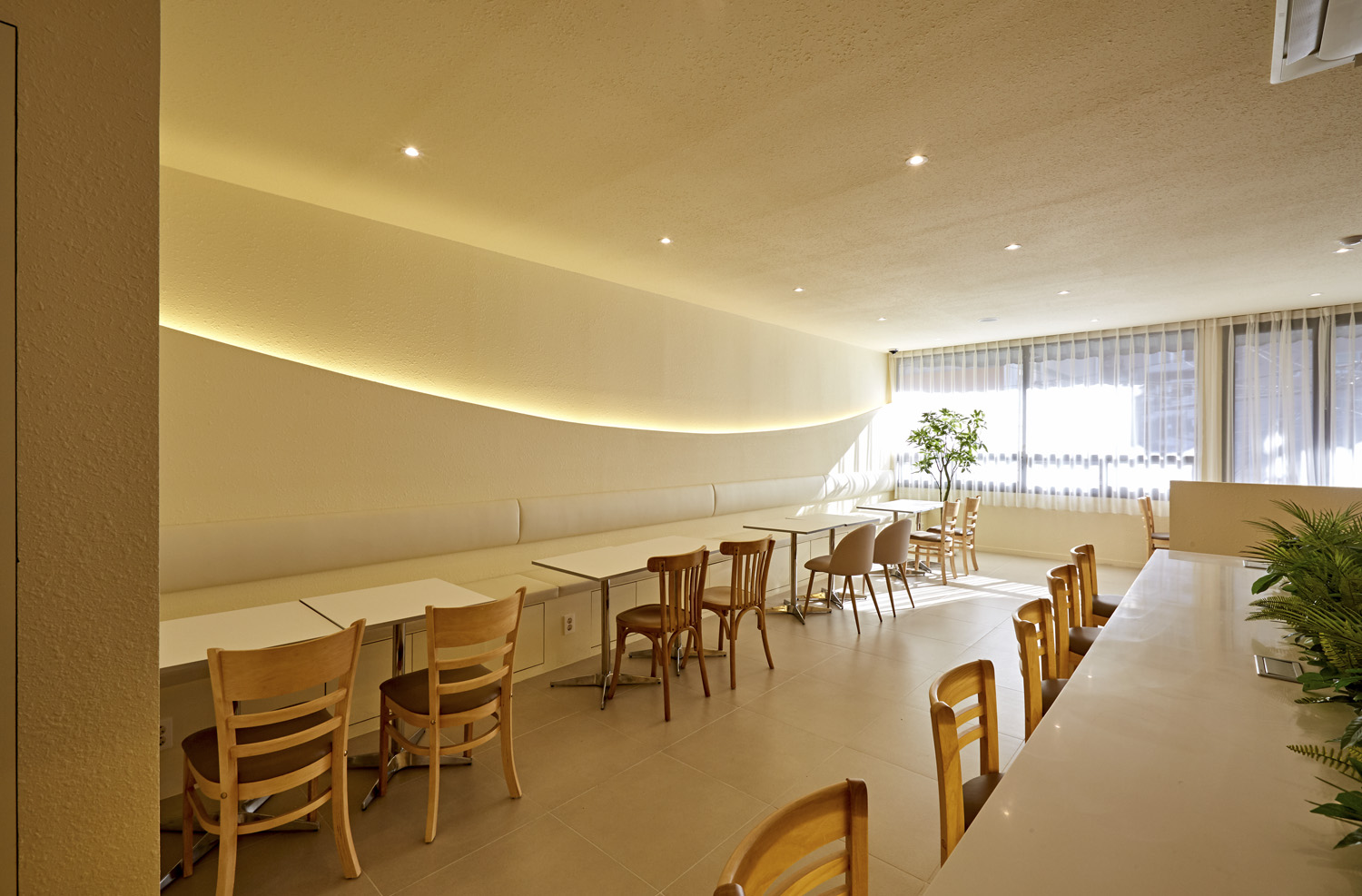 42 平卡佩咖啡厅，小巧设计点亮空间-16