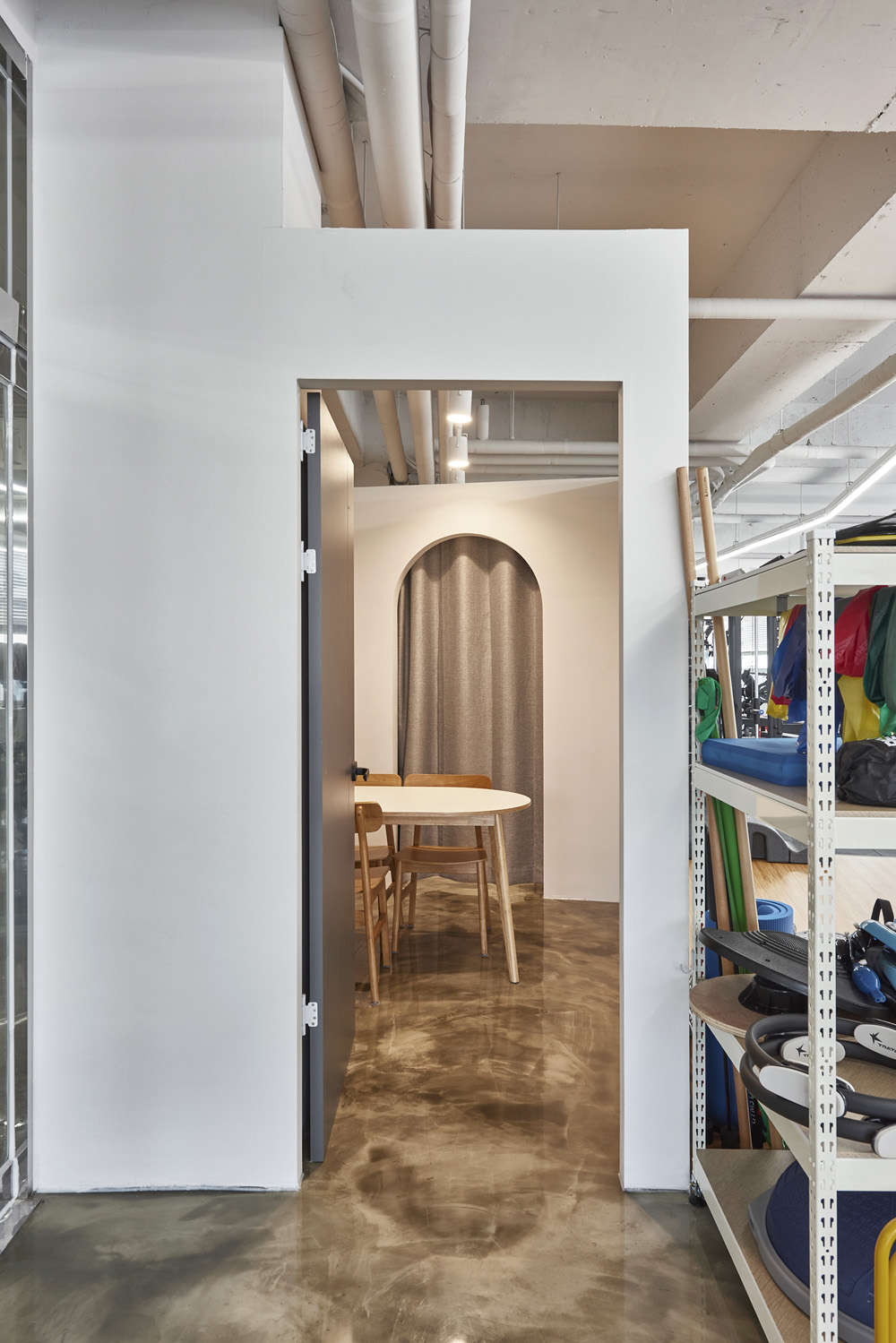 简约白调，70 平私人健身中心的精致设计-17