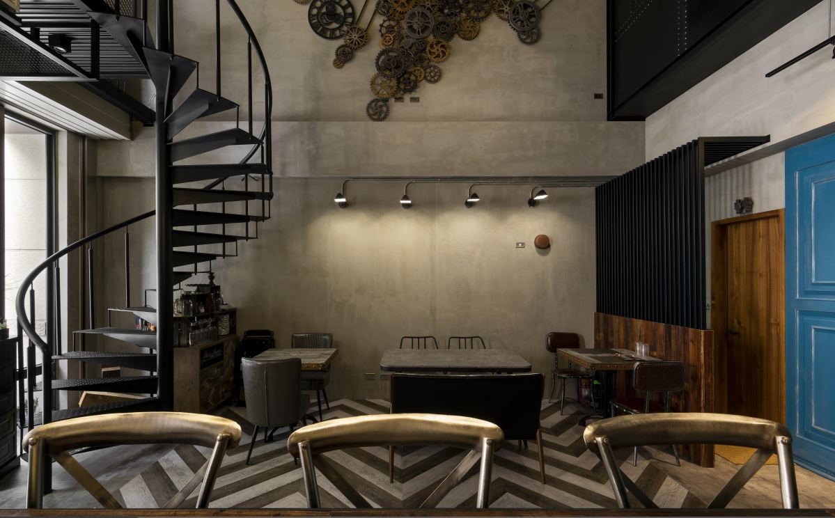 蒸气庞克风 33㎡挑高餐酒馆,复古科幻的工业艺术空间-9
