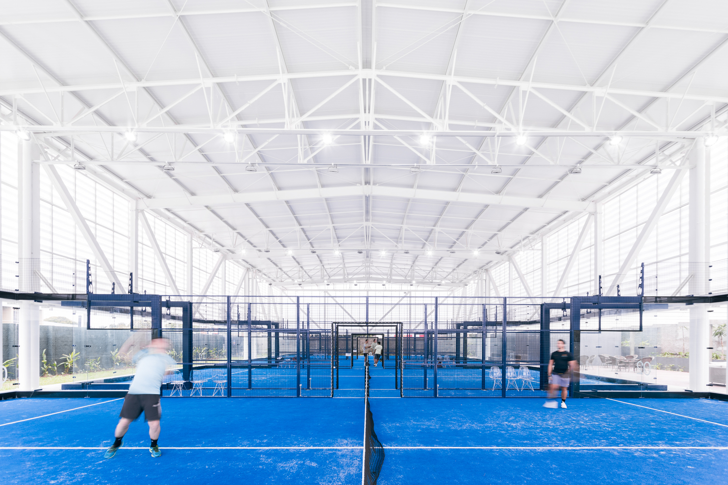 巴西 Curitiba 新 Padel Pavilion · 透明绿意运动天地-43