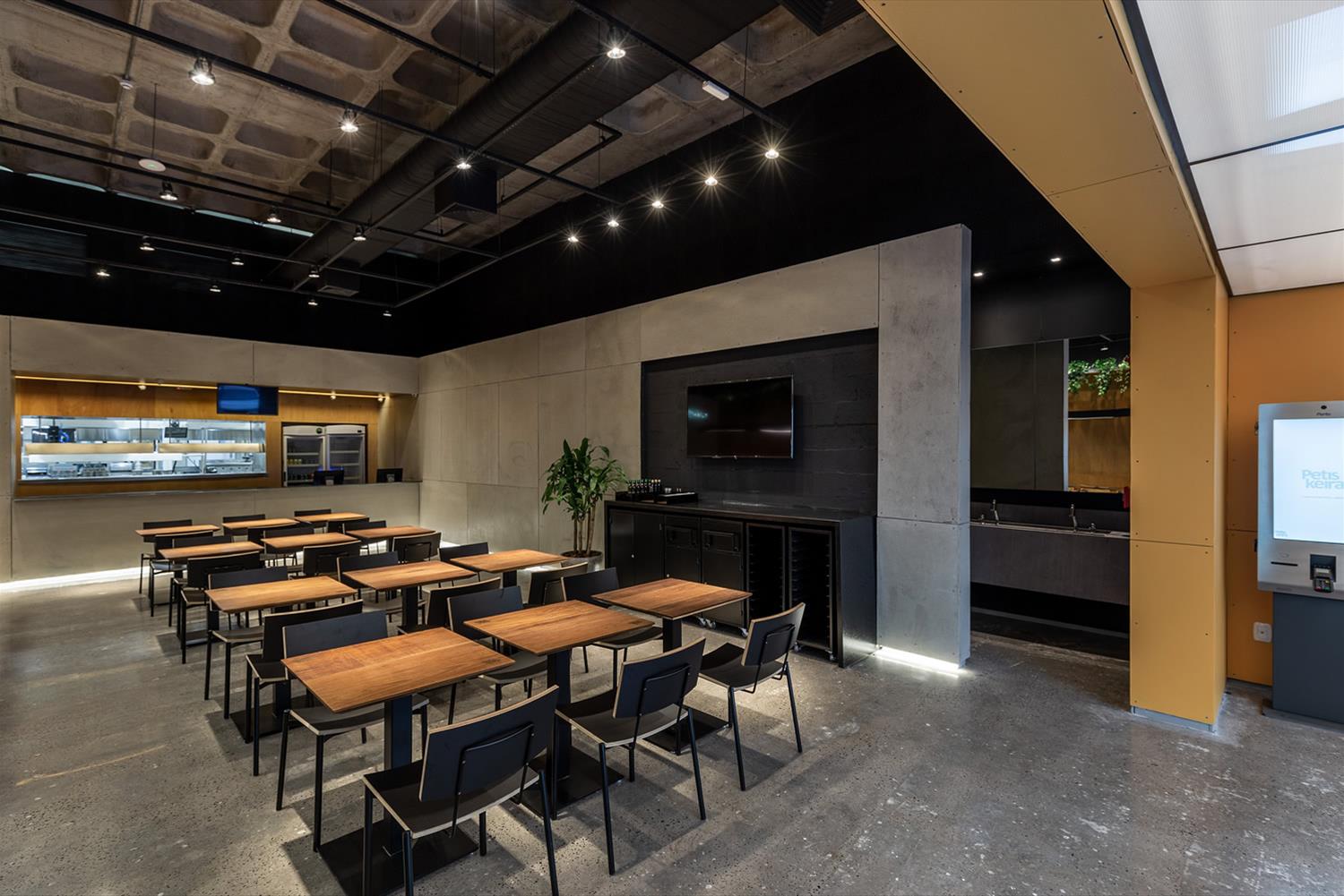 巴西 Petiskeira Express 餐厅 | 现代设计与环保材料的完美结合-4