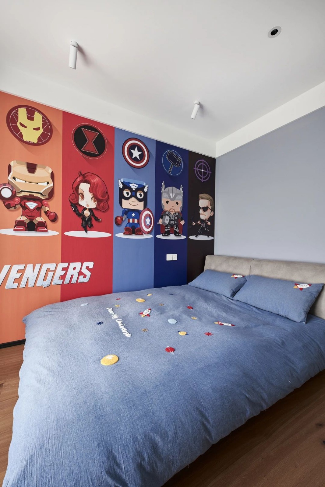 手办迷的现代简约之家 | 悬空背景展柜，红橡实木家具-25