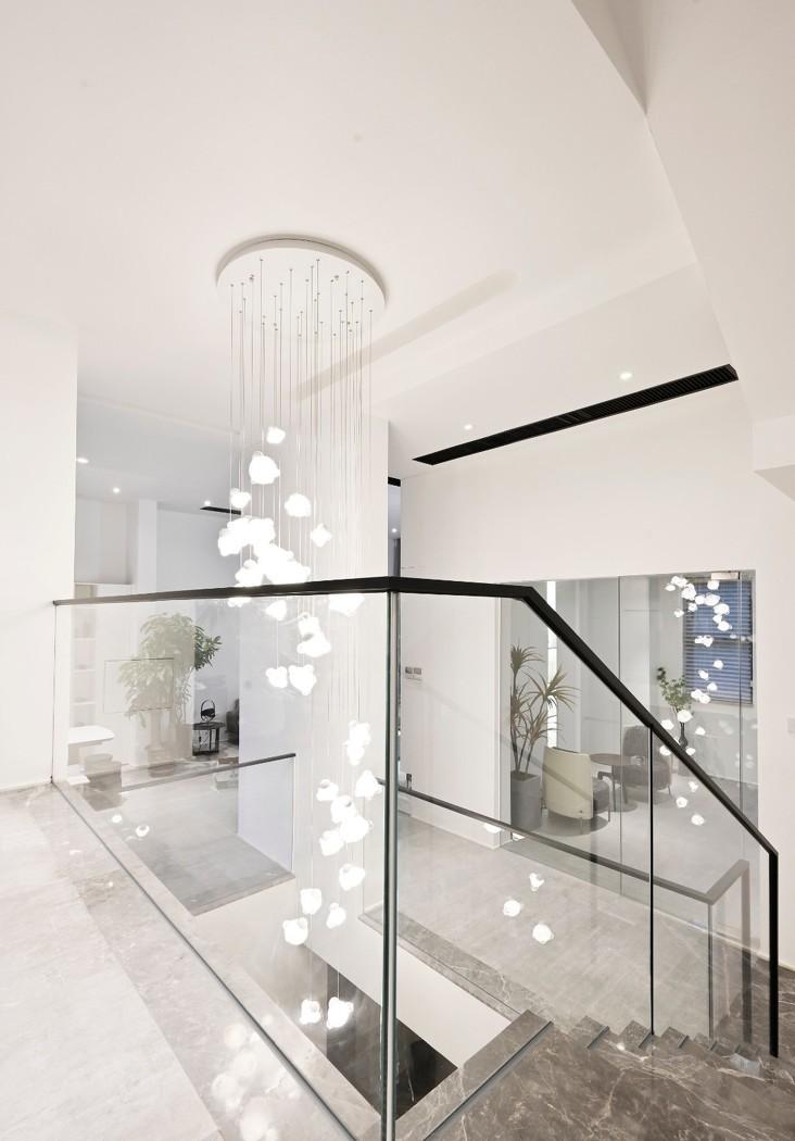 绿意葱郁中的现代极简别墅设计-32