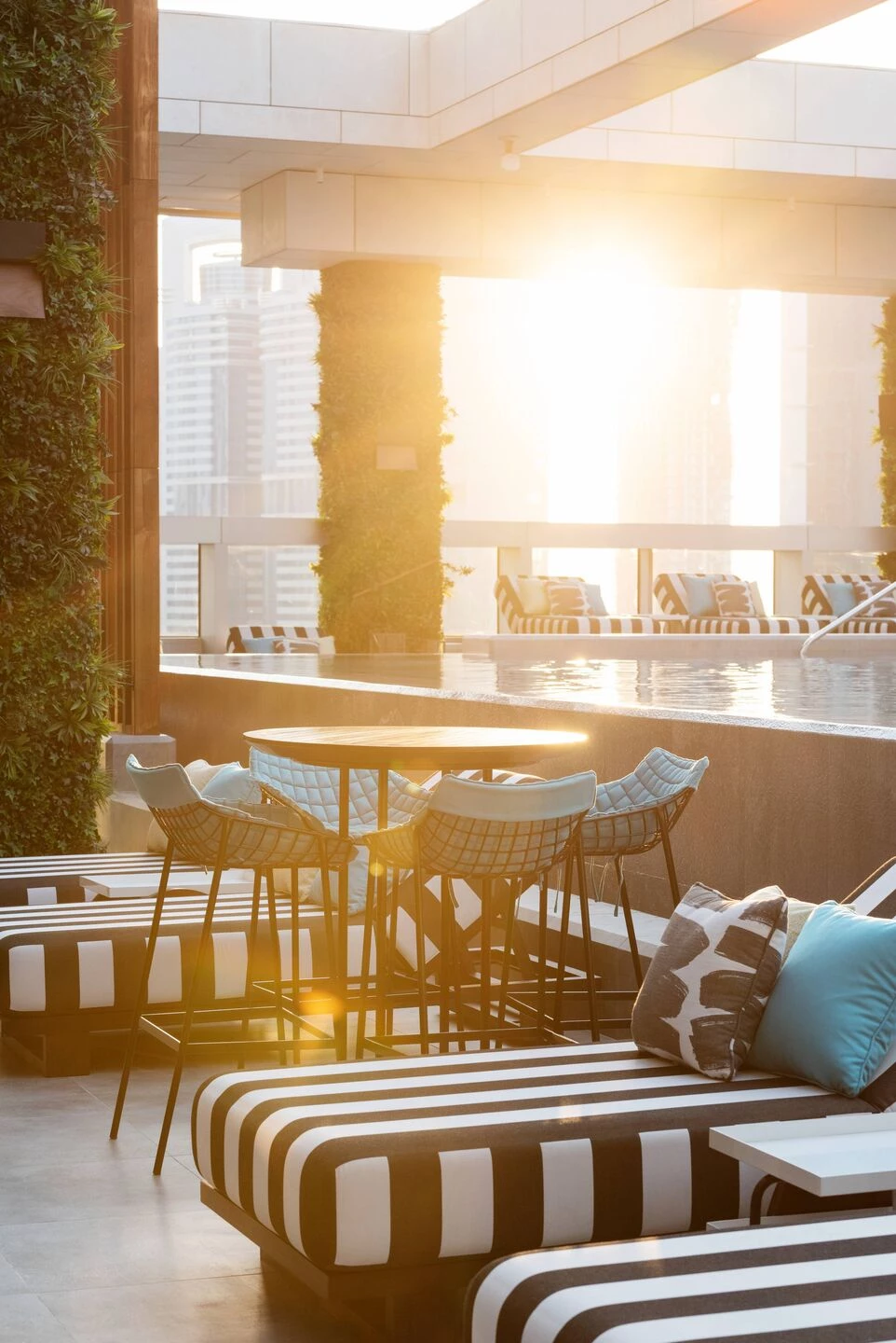 迪拜 Waldorf Astoria 酒店 St. Trop 池畔餐厅设计-19