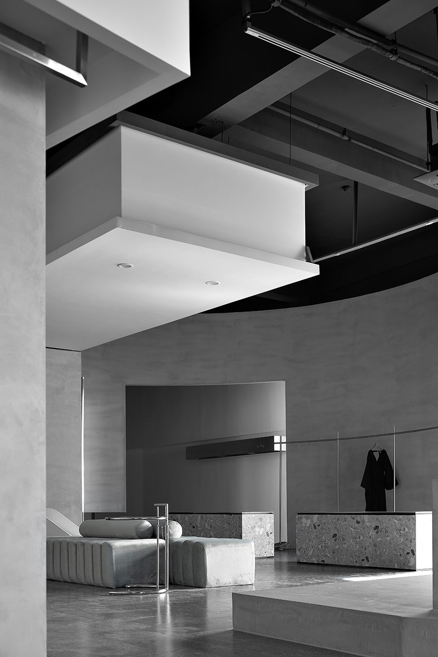 电影胶片般的动态感服饰店设计丨中国苏州丨苏州市不止设计顾问有限公司-22