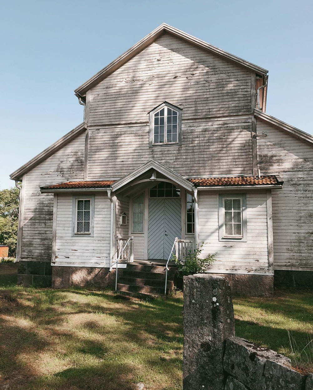 瑞典夫妻妙手改造古老乡村教堂,打造独特夏日居所-20