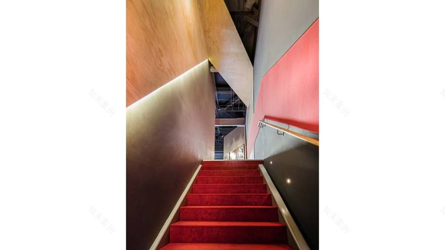 惊艳的“三轮车”剧院,趣味与功能兼具-1