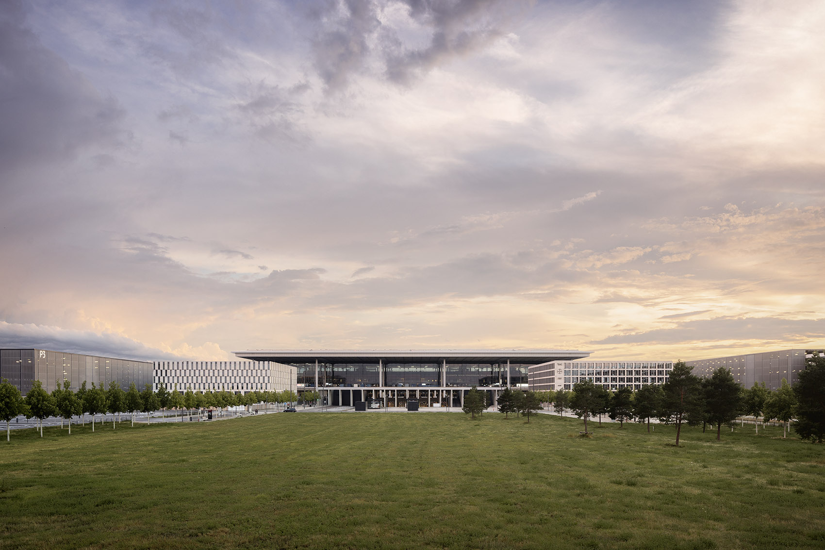 蓄势待发 首航展翅:柏林-勃兰登堡机场正式投入运营 / gmp-12