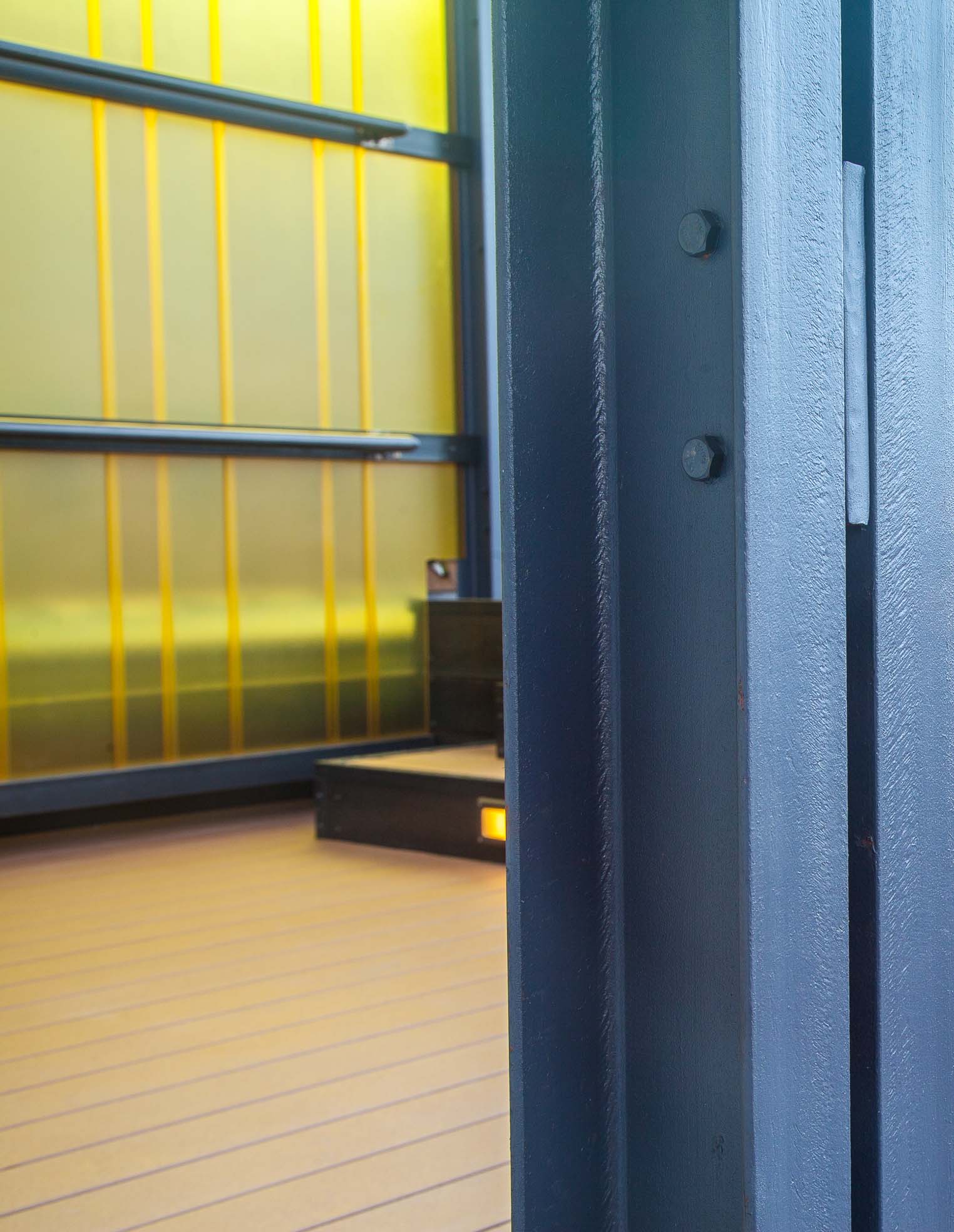 垂直艺术建筑打造四季皆宜的滑雪胜地顶层露台设计-23