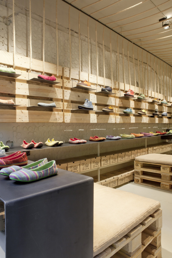 Solerebels Shoe Store Dom Arquitectura-0