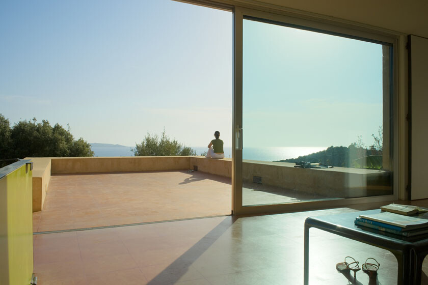 瑞士岩石景观中的移动墙体住宅-12