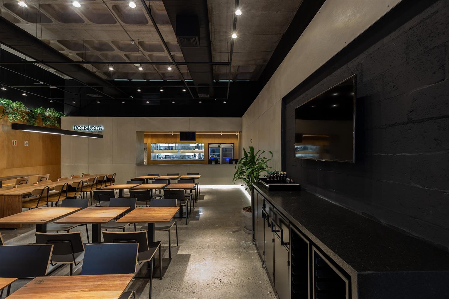 巴西 Petiskeira Express 餐厅 | 现代设计与环保材料的完美结合-5