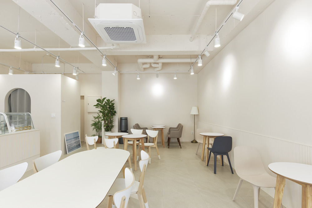 明亮氛围的 22 平米白色与木色调餐厅-5