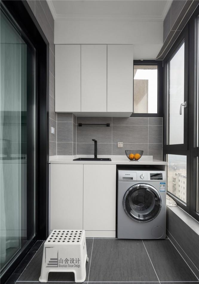 黑白基调的现代家居空间，书柜电视墙展现高雅品味-28