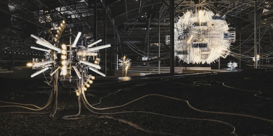 路易威登 AW24 女装系列时装秀丨Philippe Parreno,James Chinlund-12