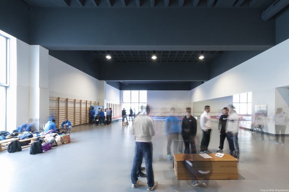 塞维利亚大学科学教育学院 · 创新的叠加建筑设计-29