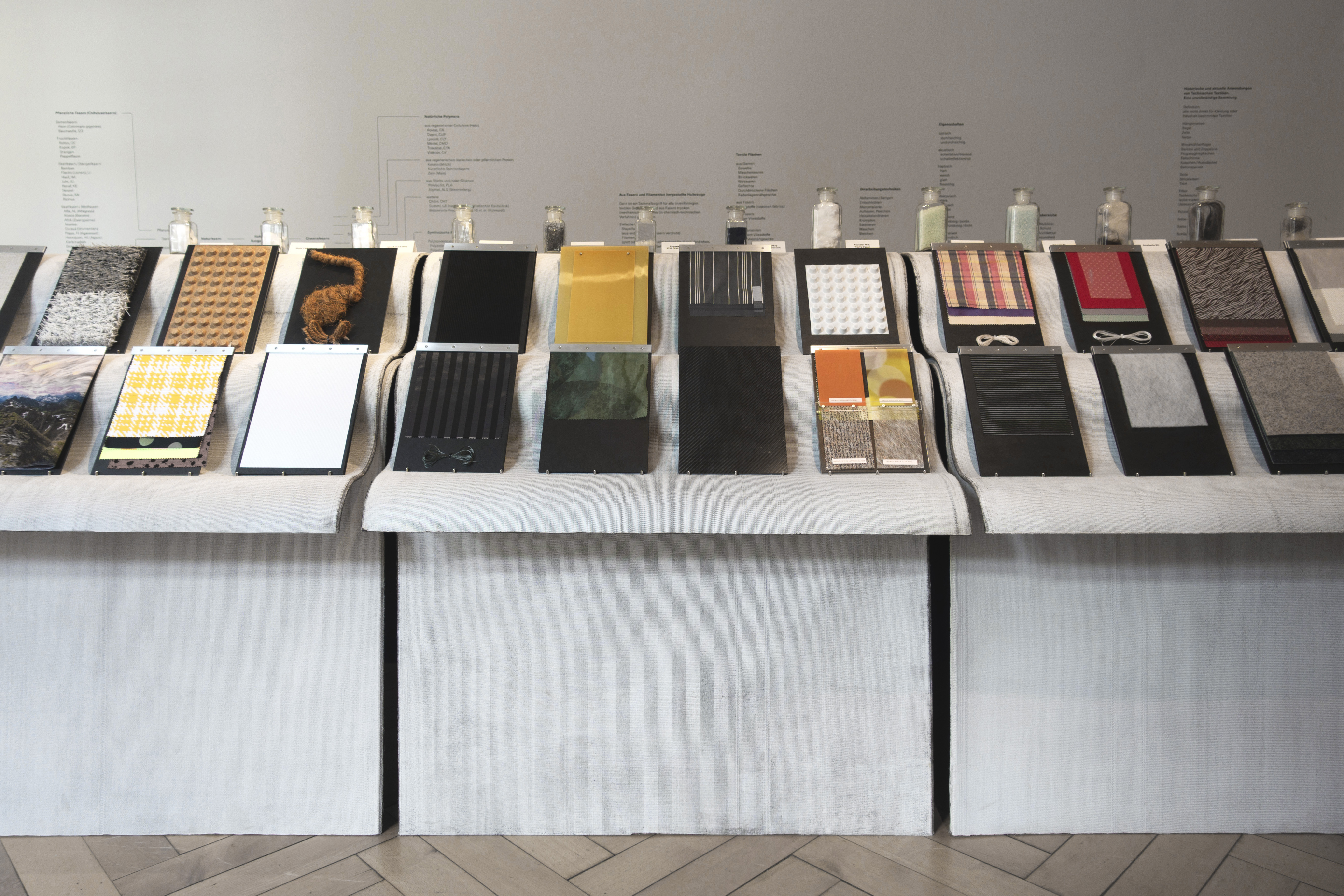 僵硬的;生硬的;呆板的;艰难的;费劲的;僵硬;生硬-28