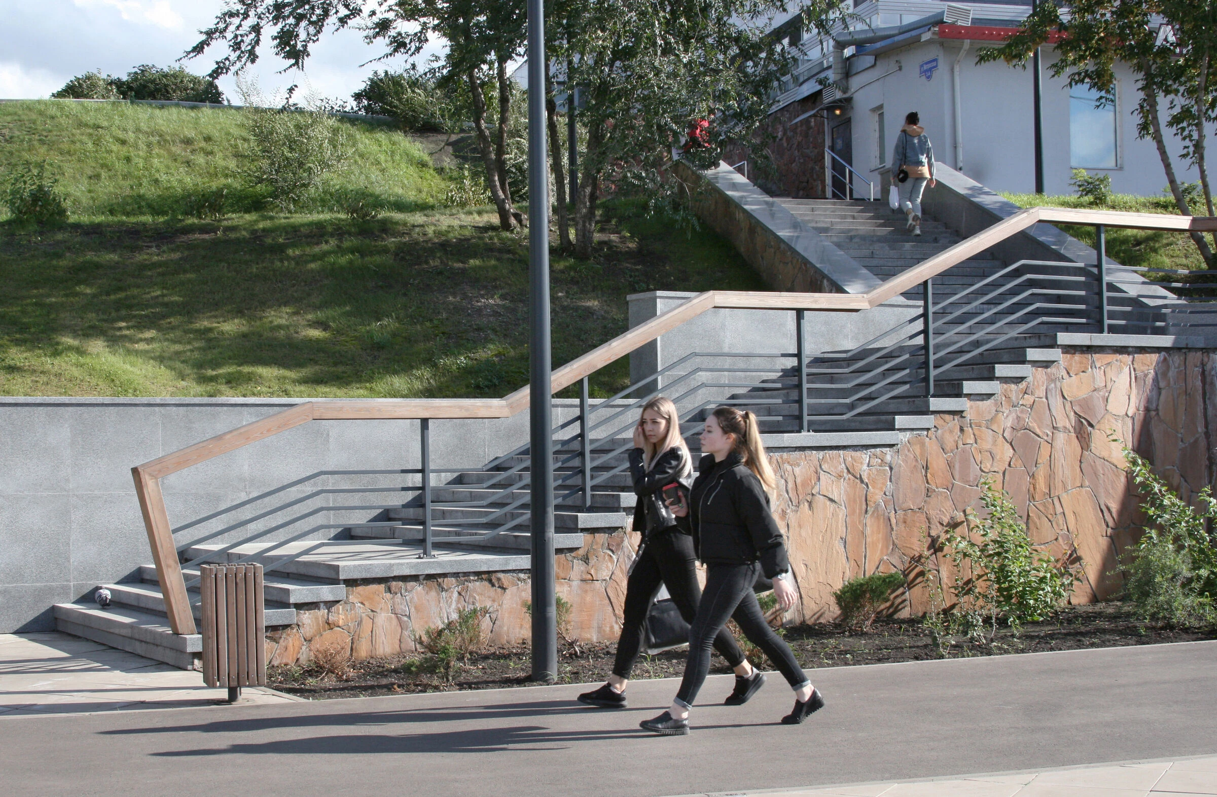 PROMENADE WITH AMPHITHEATER AND ART OBJECT-10