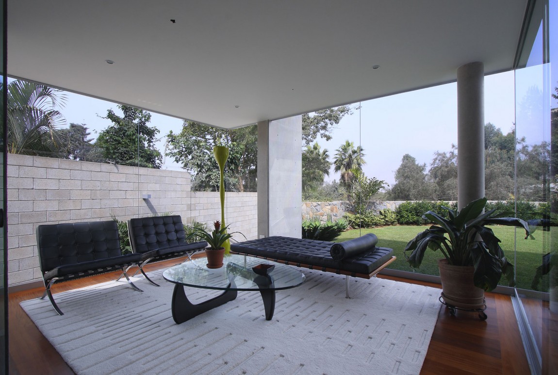 The Iconic Barcelona Chair Featured In Stylish Interior Designs-21