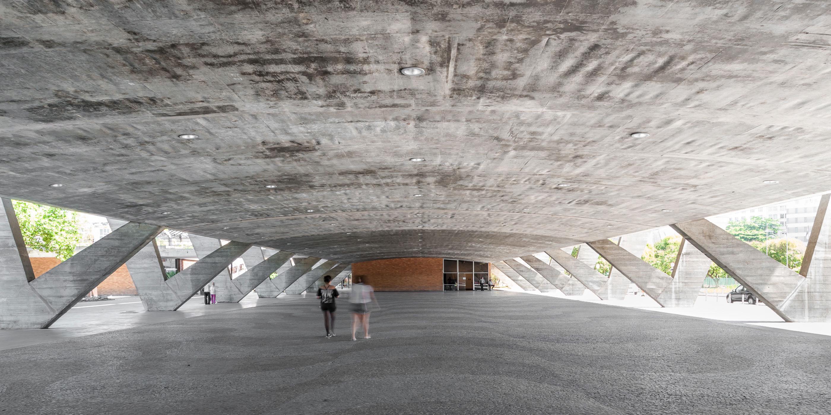 巴西里約熱內盧現代藝術博物館：建築大師 Affonso Eduardo Reidy 採V形柱列、懸吊樓板，打造現代主義建築經典 | FAM-27