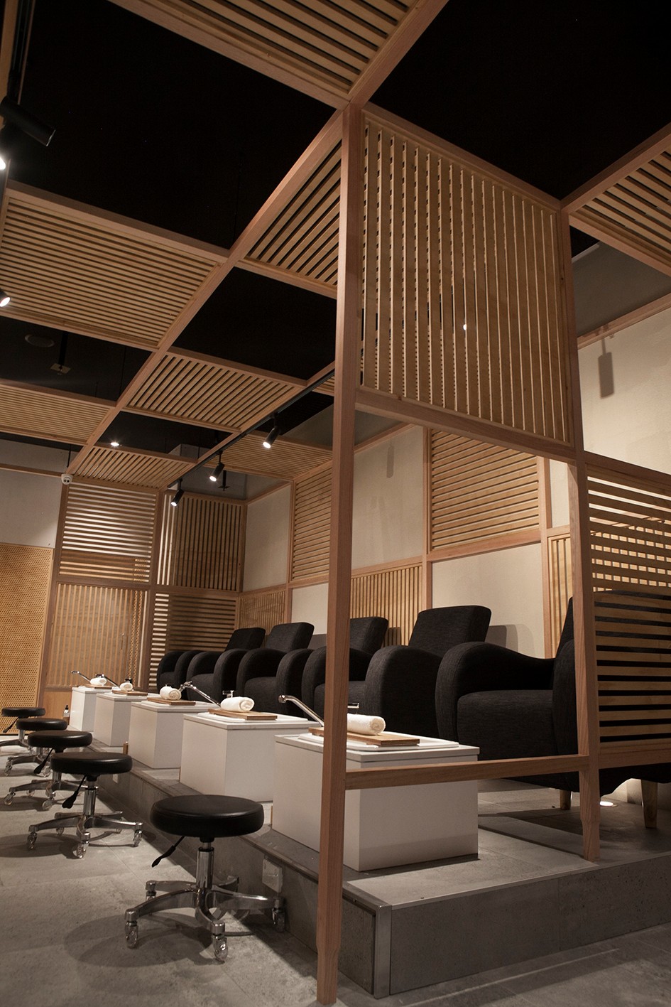 橡木环抱下的温暖 SPA 空间-6