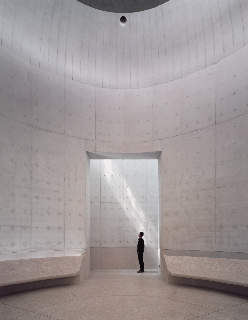 降落在阿那亚广场上精密音乐盒子的混凝土礼堂设计丨中国秦皇岛丨直向建筑-1