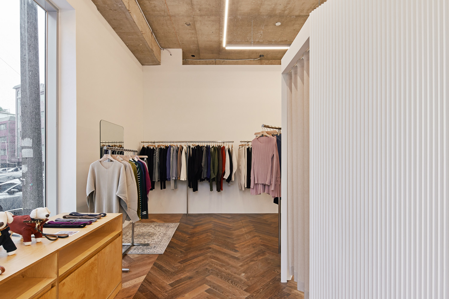 白色与木质，打造 20 平米极简服饰店的设计亮点-5