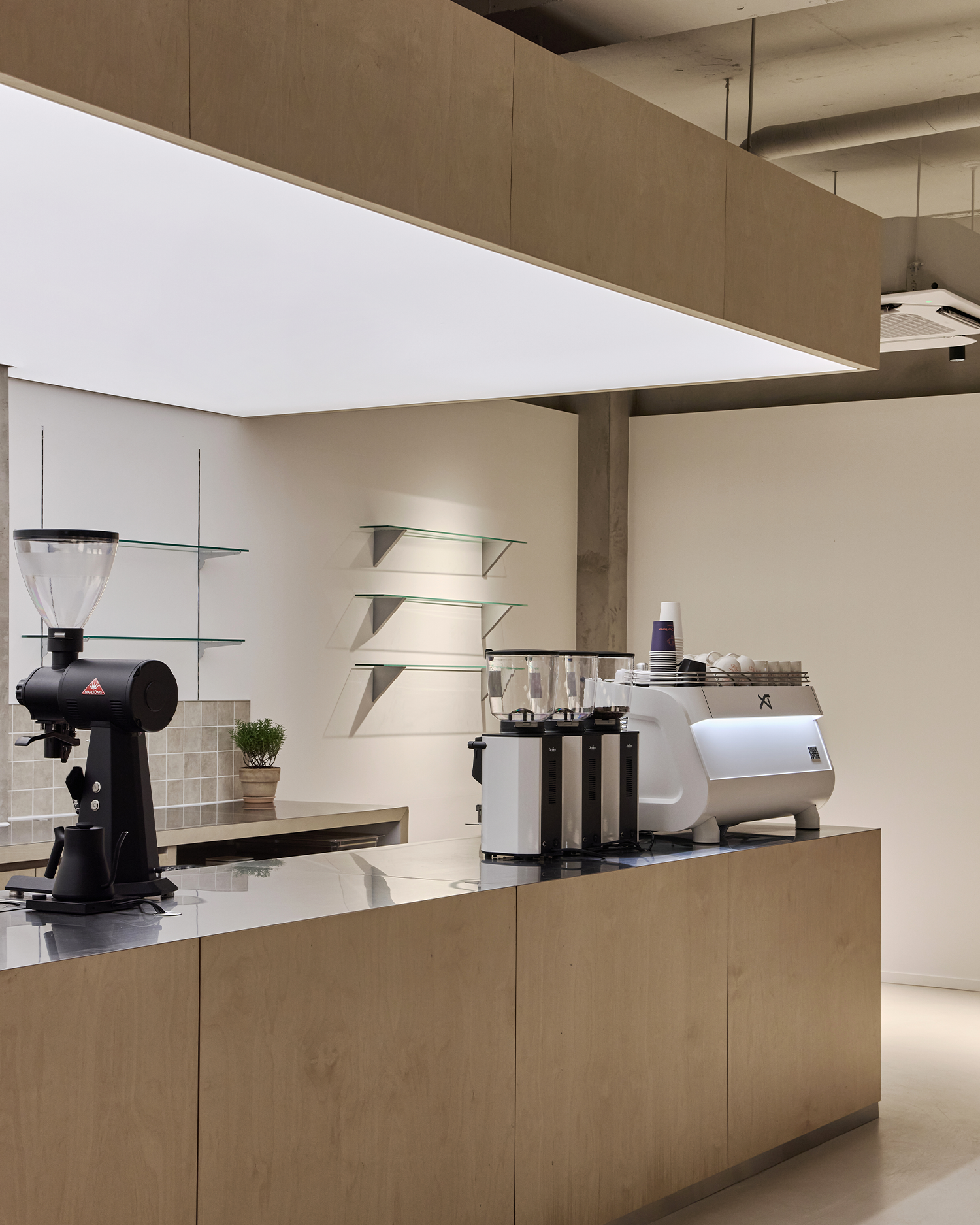 由于 Hoffee Doffee 不是常见的英文词汇组合，没有明确的、约定俗成的含义，难以准确翻译这可能是一个自创的品牌名、昵称或特定情境下使用的词语因此，无法提供准确翻译 丨Docent Design-10