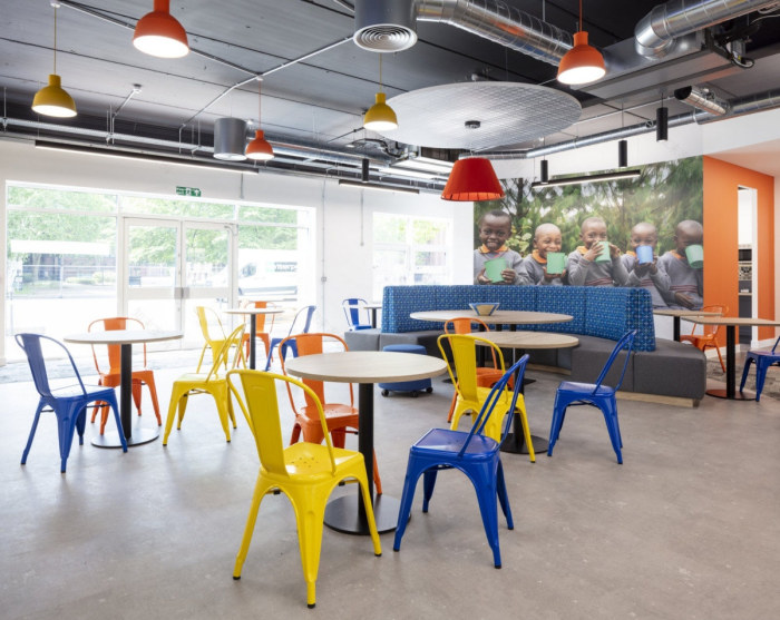 英慈善机构“释放儿童贫困”的彩色活力办公空间-13