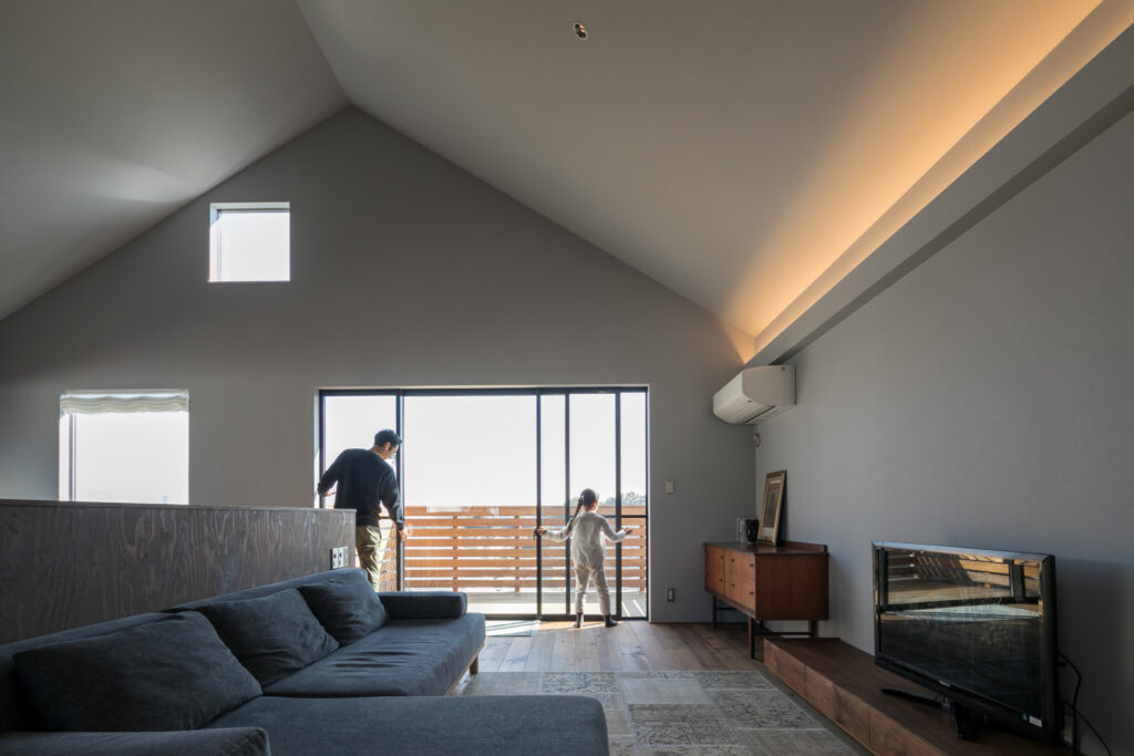 ワンルームのような一体感　家族が自然と集まる大空間の三角屋根の家 | Style of Life | 100%LiFE-6