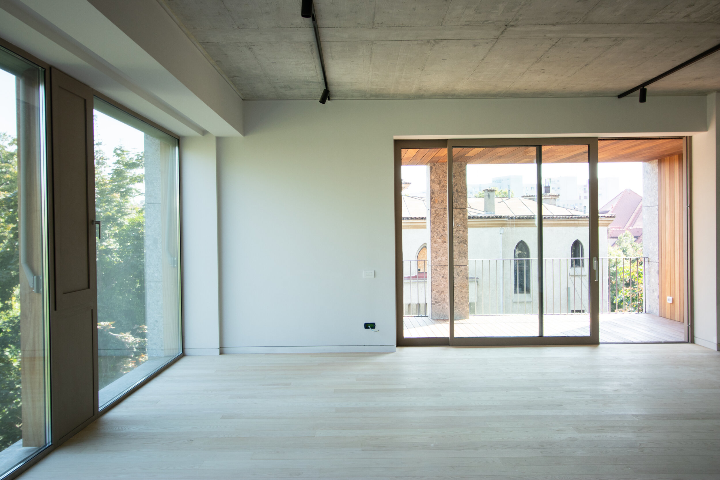 华沙6号
注:VARSOVIA是拉丁语中华沙(波兰首都)的名称这里6推测可能是编号之类,由于缺乏更多背景信息,按常规理解翻译为华沙6号 -20