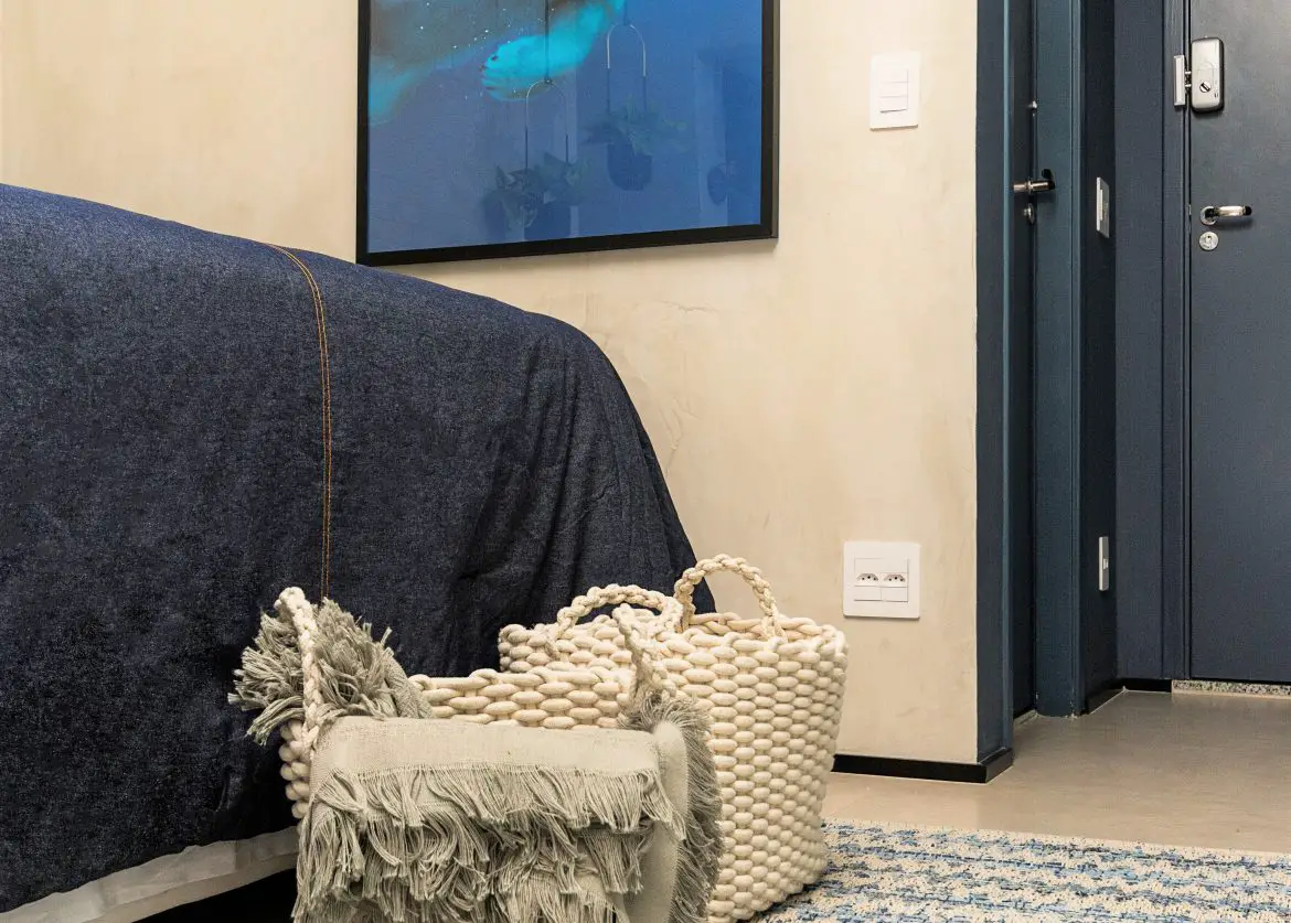 巴西 34m2 时尚简约工作室，色彩鲜明分区巧妙-10