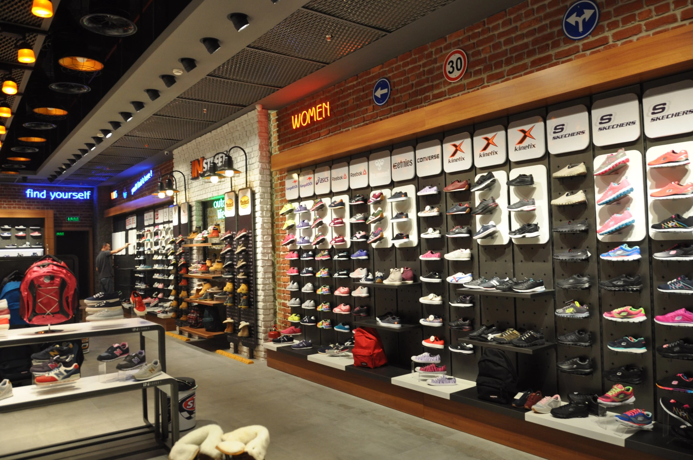 街头运动旗舰店-36