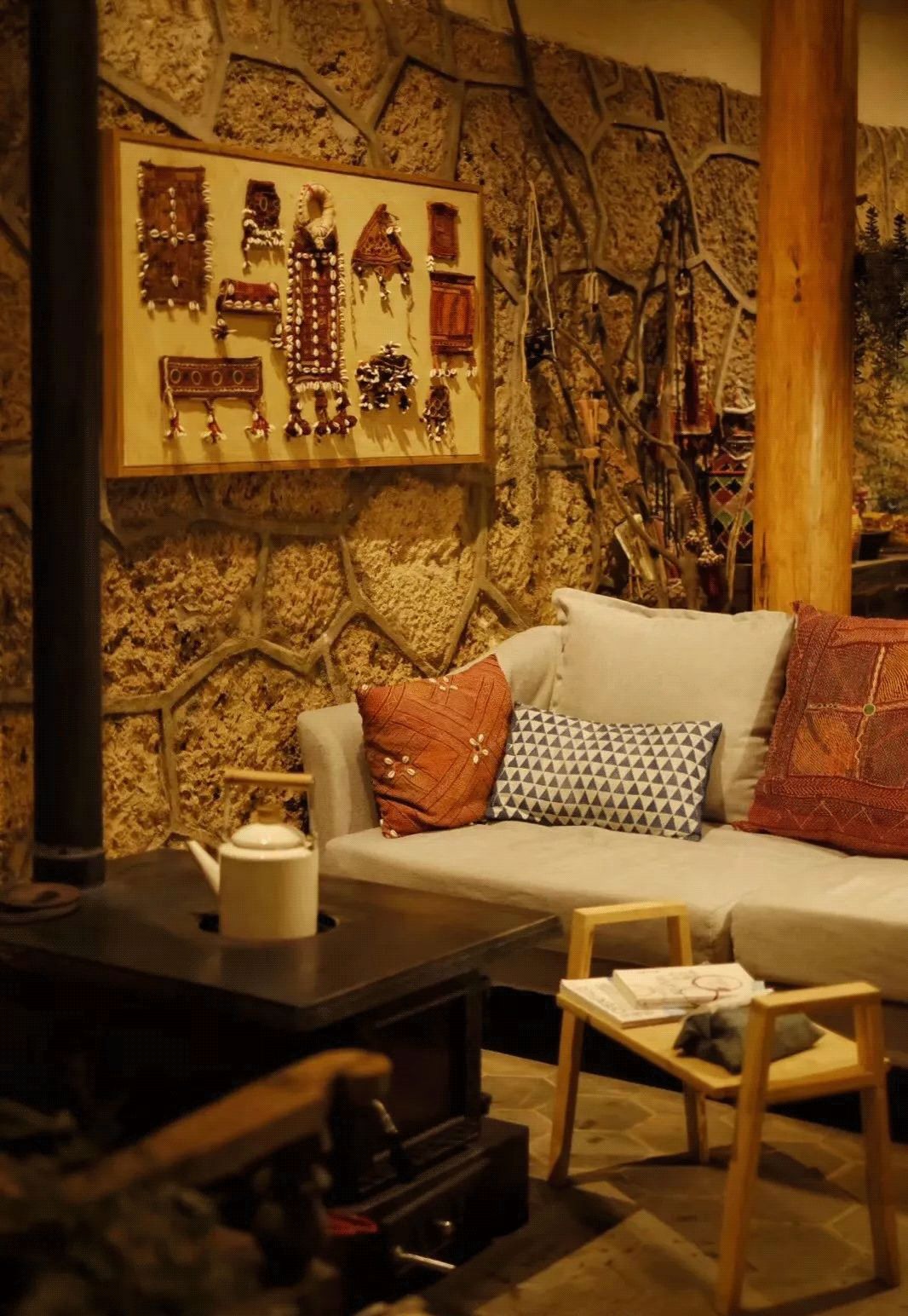 买不起房，小夫妻把牛棚改造成家，竟成300㎡大别墅还有150㎡花园菜地......-115