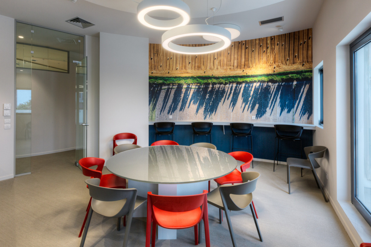 雅典 ALD 汽车租赁公司办公室 · 金色比例集体建筑-17