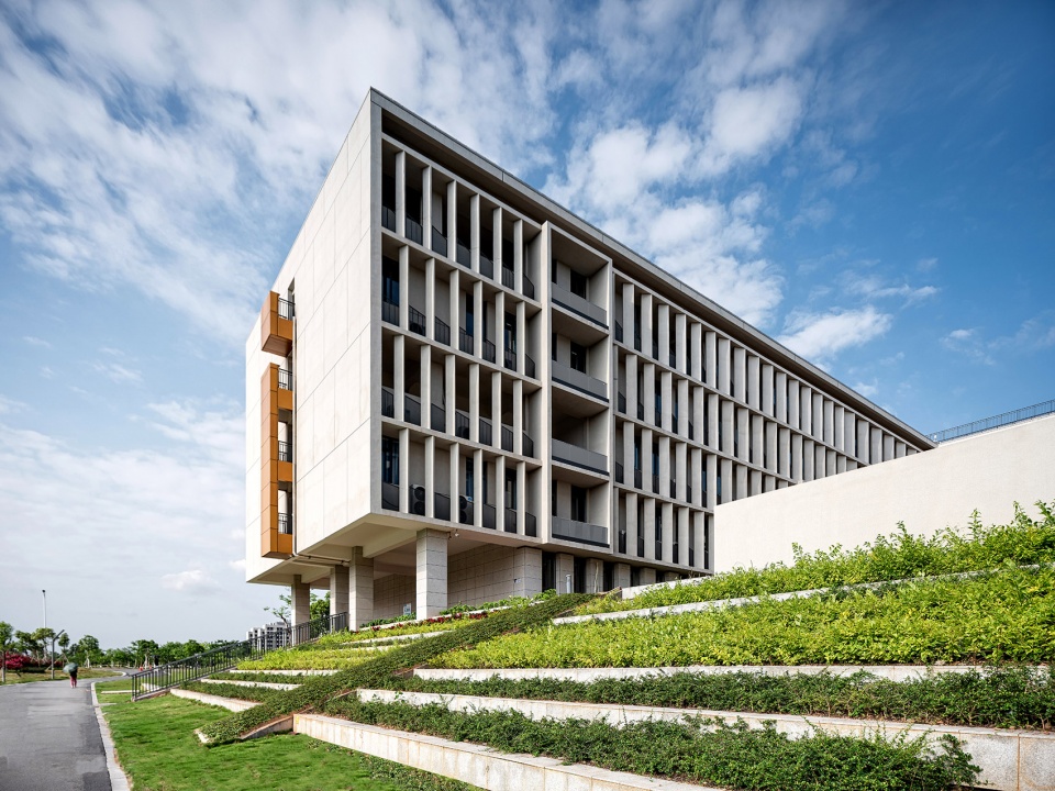 广东石油化工学院公共教学组团——依山傍水,打造生态校园-47