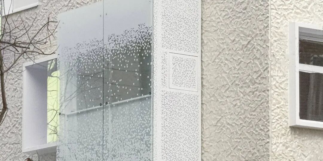 【建筑设计】住房也能出彩：装饰混凝土与幻彩玻璃的立面交响-8