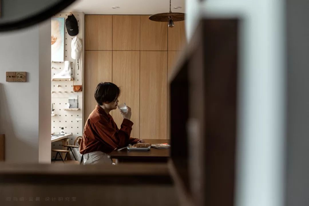 原木自然系家居,打造多才摄影师的温馨生活空间-49