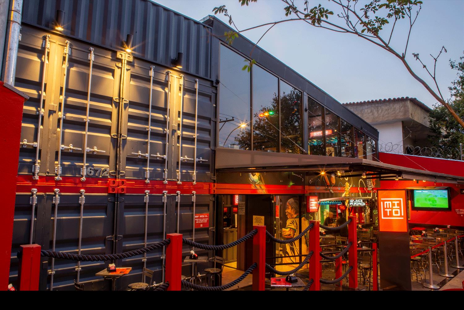 巴西绿色环保酒吧设计 | 融合集装箱与钢化玻璃的创新之作-1