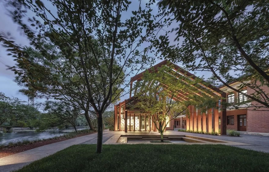 华东师范大学丽娃河化雨斋-0